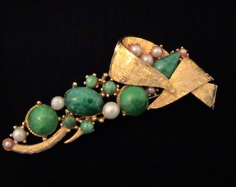 Vintage Mottled Green Glass Cabochon & Pearl Brushed Gold Tone Brooch