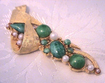 Vintage Peking Green Glass Cabochon & Pearl Gold Tone Brooch