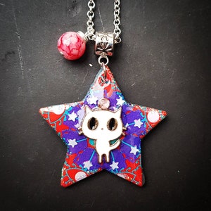 Star Cat. Collier court unique chat étoile design original Tikaille pendentif résine strass bohème métal argenté multicolore mignon kawaï image 2