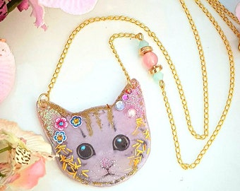 Lily il Kat. Collana unica giocoso design originale Tikaille pendente resina strass perline cristallo metallo oro mid-length simpatico gatto opale