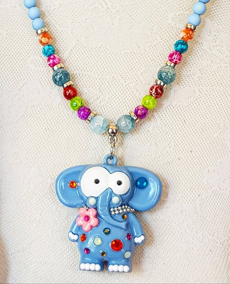 Funny Savane Collier mi-long Unique ludique Éléphant bleu rose multicolore fleur polymère cristal Swarovski verre argenté mignon kawaï image 3