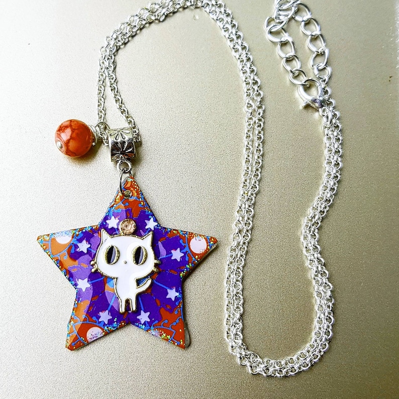 Star Cat. Collier court unique chat étoile design original Tikaille pendentif résine strass bohème métal argenté multicolore mignon kawaï image 1