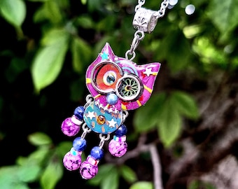 TinyKat 1. Collier court unique chat design original Tikaille pendentif papier résine strass bohème métal argenté multicolore mobile