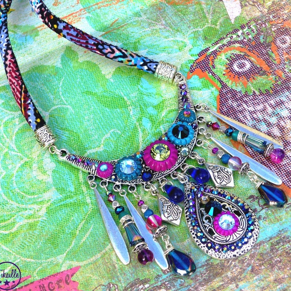 Precious Gipsy . Collier mi-long unique esprit bohème précieux bleu violet fuchsia polymère cristal strass design original Tikaille