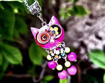 TinyKat 4. Collier court unique chat design original Tikaille pendentif papier résine strass bohème métal argenté multicolore mobile