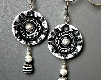 Black & White . Boucles d'oreilles Uniques noir et blanc fait main Tikaille .