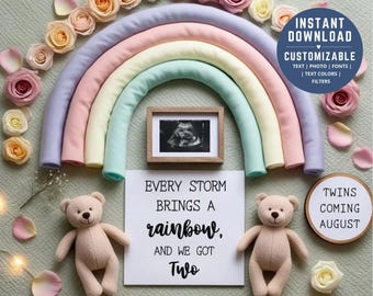 Può includere: Un arco arcobaleno pastello con un'ecografia incorniciata, circondato da rose e due orsacchiotti. Il testo recita: "Ogni tempesta porta un arcobaleno, e ne abbiamo avuti due. Gemelli in arrivo ad agosto." Una grafica circolare dice "Download istantaneo, personalizzabile."