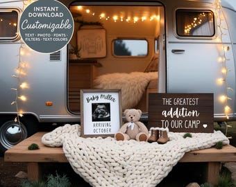 Può includere: Un camper vintage con un cartello di legno che recita "The Greatest Addition to Our Camp" e un'immagine di ecografia incorniciata con il testo "Baby Miller Arriving October".