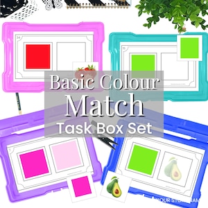 Pode incluir: Um conjunto de quatro caixas de tarefas coloridas com o texto "Basic Colour Match Task Box Set". Cada caixa tem uma moldura de cor diferente: rosa, azul-turquesa, roxo e azul. Dentro de cada caixa há um cartão com dois quadrados, um colorido e outro em branco. Cartões pequenos com cores e imagens correspondentes estão incluídos.