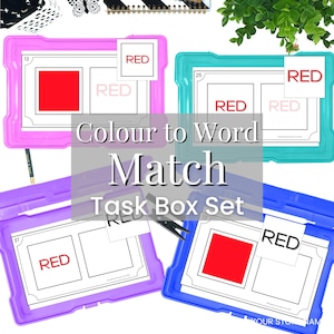 Puede incluir: Cuatro juegos de cajas de tareas coloridas para emparejar colores con palabras. Cada juego tiene un marco de color diferente: rosa, turquesa, morado y azul. Cada caja contiene una tarjeta con la palabra "RED" y un cuadrado rojo.