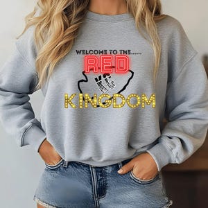 Może przedstawiać: Szara bluza z nadrukiem "Welcome to the... RED KINGDOM" w stylu czerwono-żółtego neonu.