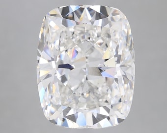 Pode incluir: Um diamante transparente de corte almofada com uma superfície facetada brilhante.