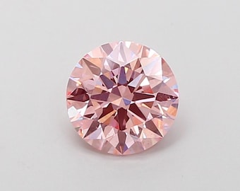 Puede incluir: Una piedra preciosa de diamante rosa redonda con un corte brillante. El diamante tiene un alto nivel de claridad y brillo.
