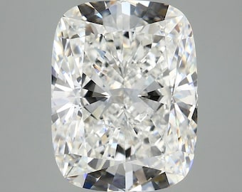 Pode incluir: Um diamante claro de corte almofada com um brilho brilhante. O diamante é facetado e tem um alto grau de brilho.