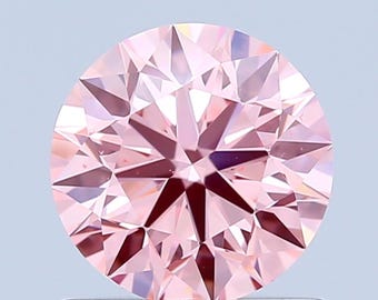 Puede incluir: Un diamante redondo rosa con talla brillante. El diamante está facetado y refleja la luz.