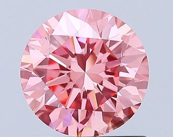 Puede incluir: Un diamante redondo rosa de talla brillante. El diamante tiene un alto nivel de claridad y brillo.