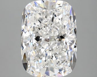 Pode incluir: Um close-up de um grande diamante claro com corte almofada. O diamante tem muitas facetas que refletem a luz, criando um brilho brilhante. A forma é retangular com cantos arredondados.