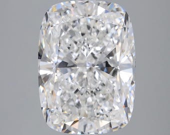 Pode incluir: Um diamante transparente de corte almofada com uma superfície facetada brilhante.