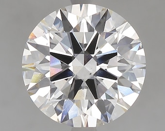 Könnte beinhalten: Ein runder, klarer Diamant mit vielen Facetten. Der Diamant ist in einem Ring gefasst.