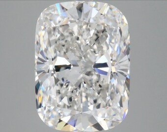 Pode incluir: Um diamante transparente de corte almofada com um brilho brilhante.