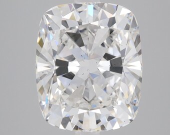 Pode incluir: Um diamante transparente de corte almofada com um brilho brilhante.