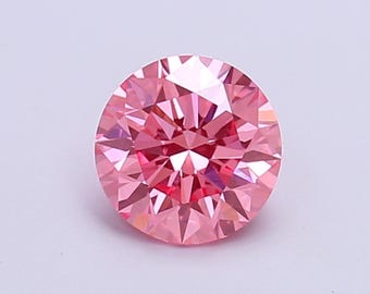Puede incluir: Una piedra preciosa de diamante redonda y rosa con un corte brillante. El diamante tiene un alto nivel de claridad y brillo.
