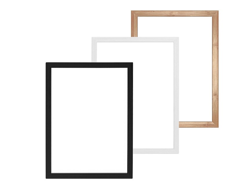 Puede incluir: Tres marcos de fotos rectangulares en negro, blanco y tonos de madera natural se muestran sobre un fondo blanco. Los marcos est&aacute;n vac&iacute;os, con un dise&ntilde;o simple y moderno, y est&aacute;n dispuestos en una composici&oacute;n en capas.