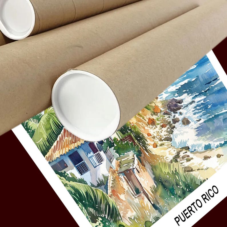 Puede incluir: Impresi&oacute;n en acuarela de una escena costera en Puerto Rico, con un edificio blanco, palmeras y olas del oc&eacute;ano. La impresi&oacute;n est&aacute; parcialmente enrollada y almacenada en un tubo de cart&oacute;n marr&oacute;n con tapas blancas.