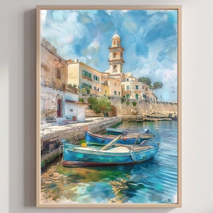 Pode incluir: Pintura em aquarela de uma cidade costeira com uma alta torre sineira e barcos no porto. A obra apresenta edifícios com paredes amarelas e brancas, venezianas verdes e um céu azul brilhante com nuvens fofas. Os barcos são azuis e têm remos.
