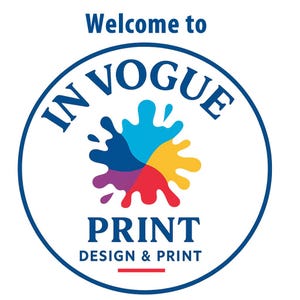 Puede incluir: Un logotipo circular con el texto "Welcome to" sobre un anillo azul que contiene "IN VOGUE" y "PRINT DESIGN & PRINT". El logotipo presenta un dise&ntilde;o de salpicaduras colorido en azul, amarillo, rojo, morado y turquesa.