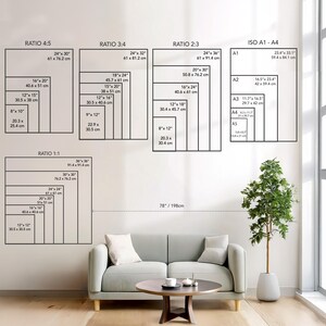 Puede incluir: Gu&iacute;a de tama&ntilde;os de arte mural con varias relaciones de aspecto y dimensiones en pulgadas y cent&iacute;metros. Incluye proporciones 4:5, 3:4, 2:3, 1:1 y tama&ntilde;os ISO A1-A4. Un sof&aacute;, una mesa de centro y una planta est&aacute;n en primer plano.