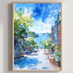 以下が含まれることがあります： 水彩画の海岸沿いの町の風景。ボートのある港に向かって通りが下り、白い雲のある明るい青い空の下。通りの両側には建物が並び、木々や緑が彩りを添えています。