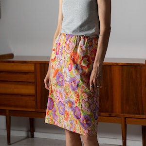 Handmade vintage cotton skirt/Floral cotton skirt made in England/casual skirt/80s midi skirt/size XS-S
