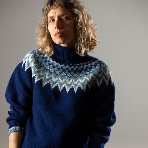 Maglione vintage a collo alto in lana blu navy, fatto a mano in Islanda/Pullover retrò in lana anni '80/taglia S