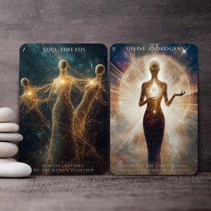 Op de afbeelding: Twee tarotkaarten met spirituele illustraties. Eén kaart leest "Soul Threads" met de tekst "Across lifetimes: we are woven together." De andere kaart leest "Divine Androgyny" met de tekst "Embrace the unity within duality to find wholeness."