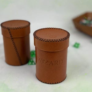 Cubilete de cuero hecho a mano, accesorio personalizado para juegos de rol y D&D.