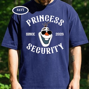 以下が含まれることがあります： 「PRINCESS SECURITY」の文字とサングラスをかけたオラフのイラストがプリントされたネイビーブルーのTシャツ。「SINCE 2026」の文字も含まれています。