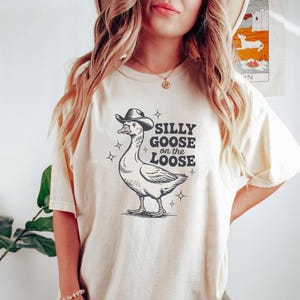 Silly Goose On The Loose Shirt, Silly Goose Farm T-Shirt, Cute Goose Shirt Gifts for Farm Girls, Aesthetic Meme Goose T-Shirt, Funny Gift