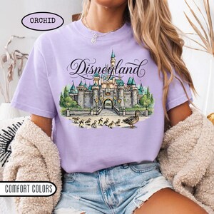 Retro Disneyland Castle-skjorta med ankor, Disney Park unisex grafisk t-shirt med komfortfärger, matchande skjorta för familjesemestern 2026 bild 3