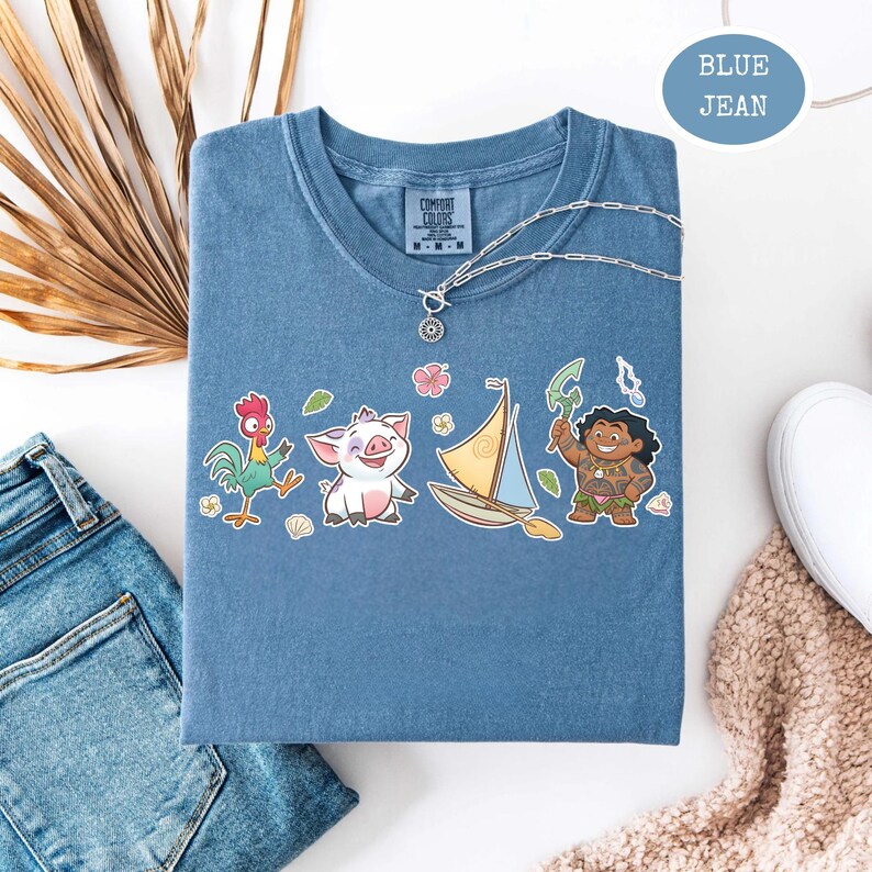 Op de afbeelding: Een witte keramische mok met een zwart handvat en de tekst "But First, Coffee" in een zwarte, vette letter. De mok staat op een wit oppervlak. De mok is ongeveer 10 cm hoog.