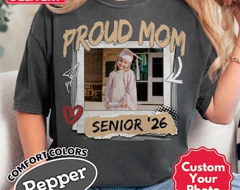 Camiseta Comfort Colors para mamás de último año 2026, camiseta familiar personalizada con foto de la generación 2026, orgullosa mamá de graduados de 2026, camiseta personalizada de graduación para mamás de último año