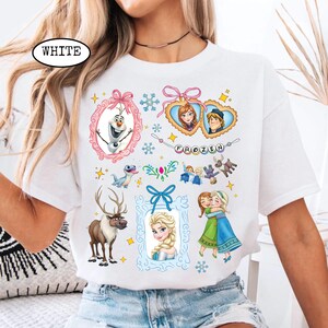 Puede incluir: Un letrero de madera hecho a mano con el texto "Welcome" en una fuente juguetona. El letrero presenta un fondo blanco desgastado y un borde marr&oacute;n oscuro, perfecto para una puerta de entrada. Mide aproximadamente 30 cm de ancho.