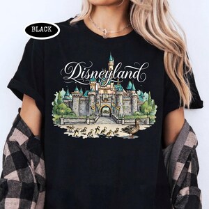 Retro Disneyland Castle-skjorta med ankor, Disney Park unisex grafisk t-shirt med komfortfärger, matchande skjorta för familjesemestern 2026 bild 5