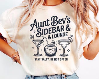 Maglietta "Aunt Bev’s Sidebar And Lounge", Maglietta "Fread Protest", Giustizia per Karen Read, Regalo per i sostenitori di Karen Read, Rimani salato e resisti spesso