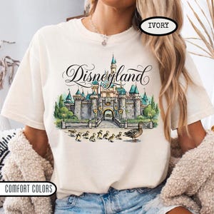 Retro Disneyland Castle-skjorta med ankor, Disney Park unisex grafisk t-shirt med komfortfärger, matchande skjorta för familjesemestern 2026 bild 1