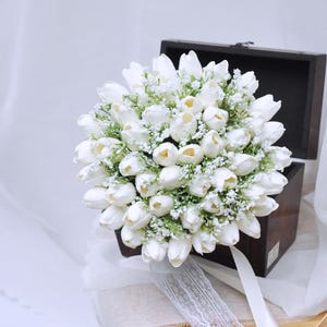 Eleganter weißer Real Touch Tulip Brautstrauß mit Schleierkraut / Cremetulpen-Blumenstraußgeschenk für Sie Brautjungfer / Wildblumenblumenarrangement