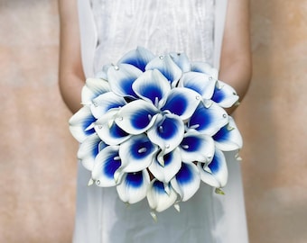 Ramo de novia de calas azul real, ramo con pedrería, ramo de boda con pedrería brillante, ramo de dama de honor de calas de tacto real
