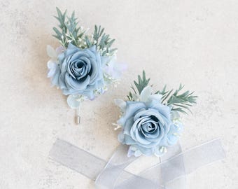 Ramillete de muñeca de rosas grises y azules para boda bohemia, pulsera para niña de las flores, ramillete de graduación verde azulado y gris, boutonniere para el novio, regalo de ramillete para dama de honor