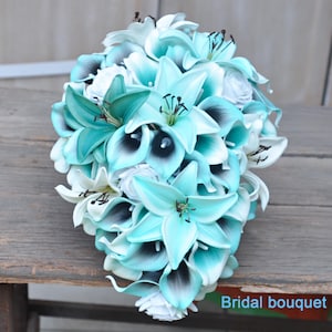 Benutzerdefinierte Cascading Solid Teal Tiffany Calla Lilie Bouquet / Tiger Lilie Bouquet / Spa Türkis Lilie Bouquet / Weiße Rose Bouquet / Rustikale Strandhochzeit