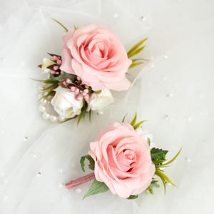 Corsage di rose rosa cipria per un regalo di nozze rustico, bracciale di perle da polso, corsage per damigella d'onore, bracciale da ballo con rose effetto realistico, boutonnière per lo sposo